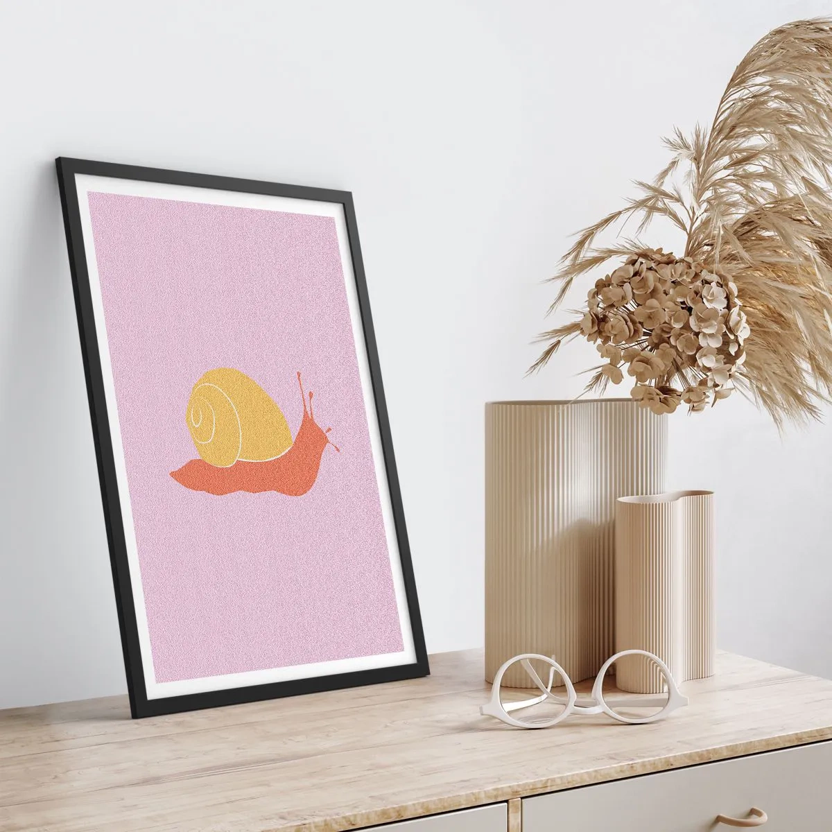 Plakat w czarnej ramie - Minimalistyczna grafika ślimaka na pastelowym tle - 50x70cm - Nie ma pośpiechu - Nowoczesna dekoracja ścienna do salonu i sypialni ARTTOR