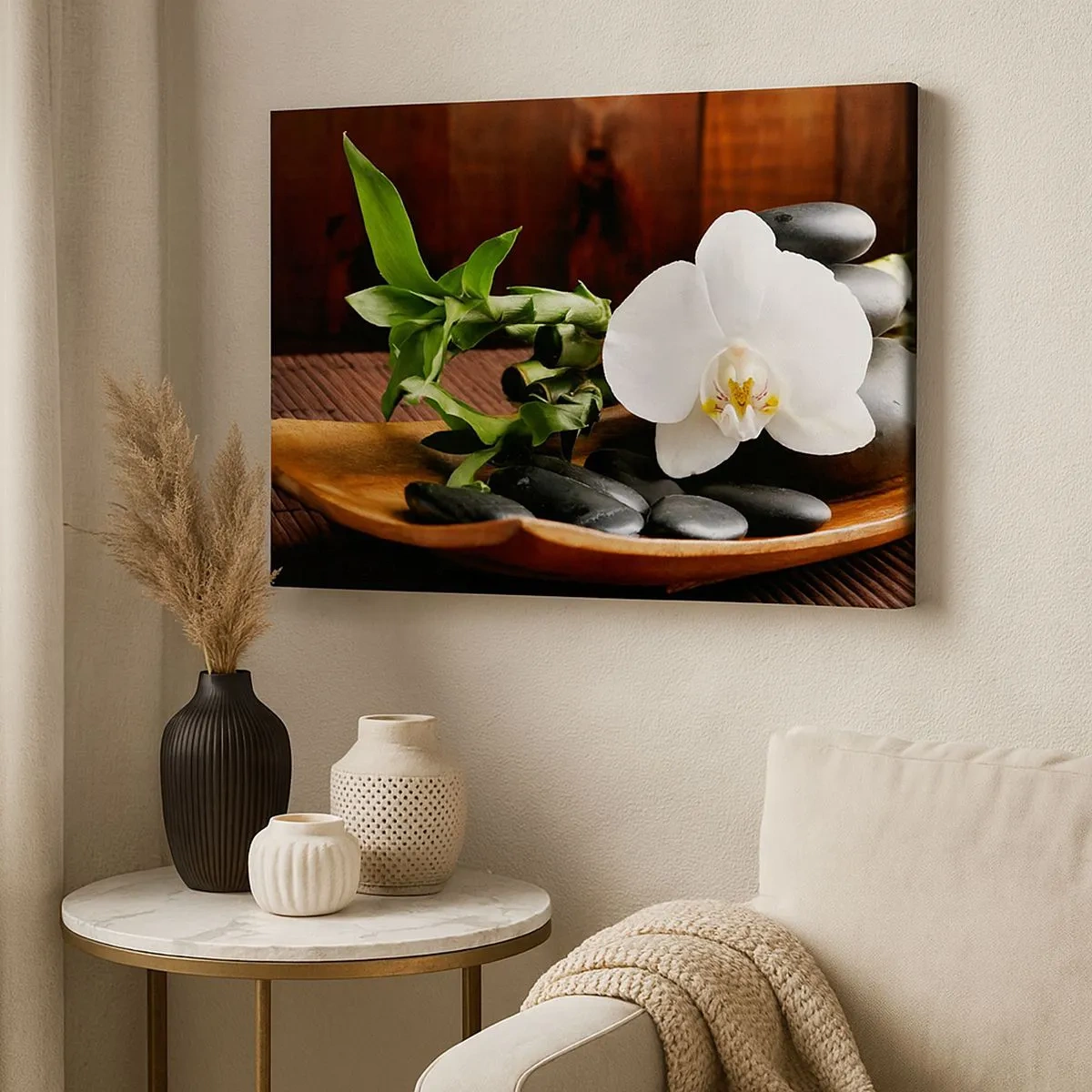 Obraz na płótnie - Biała orchidea z bambusem na tle kamieni w stylu Zen - 70x50cm - Poddaj się dotykowi natury - Nowoczesna dekoracja ścienna do salonu i sypialni ARTTOR