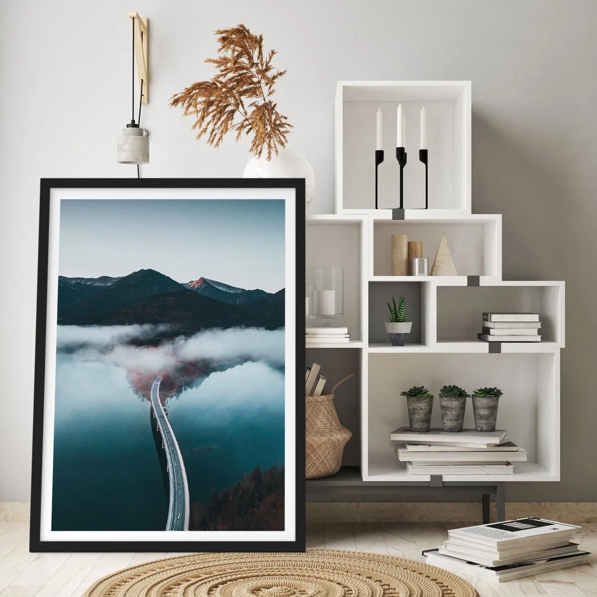 Plakat w czarnej ramie - Most nad spokojnym jeziorem, odbijającym góry w tle - 50x70cm - Nad wodą gładką jak lustro - Nowoczesna dekoracja ścienna do salonu i sypialni ARTTOR