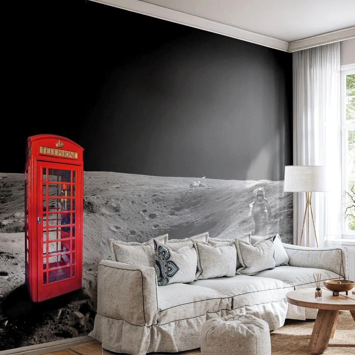Fototapeta Premium Sand - Astronauta i czerwona budka telefoniczna na Księżycu - 100x70cm - Kosmiczny żart - Nowoczesna dekoracja ścienna do salonu, kuchni i sypialni ARTTOR