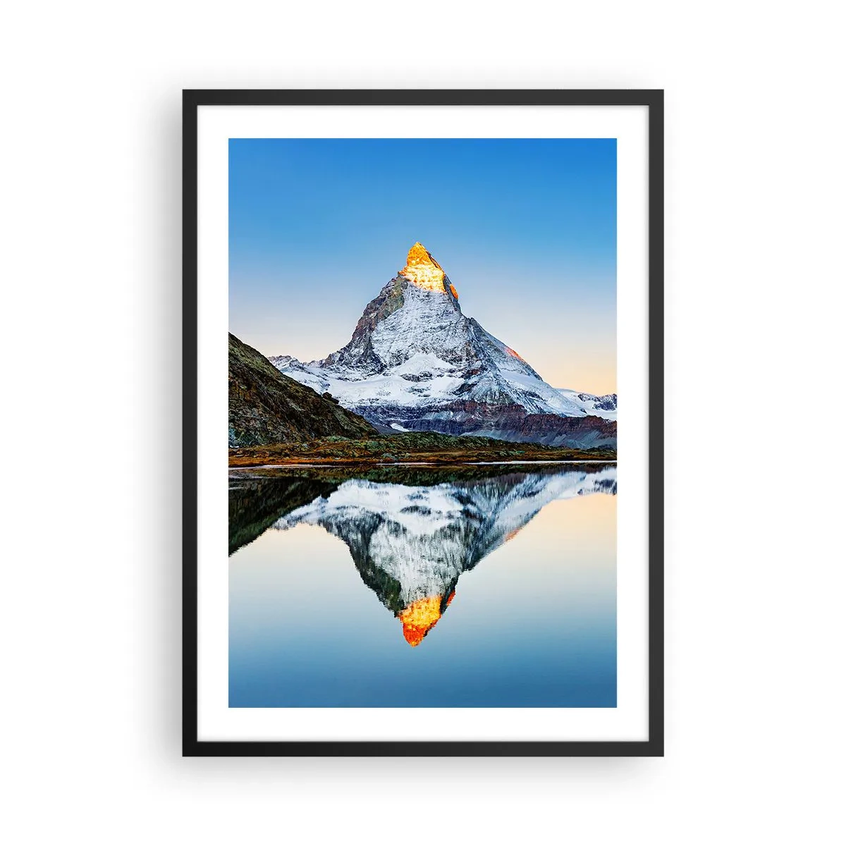 Plakat w czarnej ramie - Góra z ośnieżonym szczytem odbijająca się w jeziorze - 50x70cm - Dwa światy - Nowoczesna dekoracja ścienna do salonu i sypialni ARTTOR