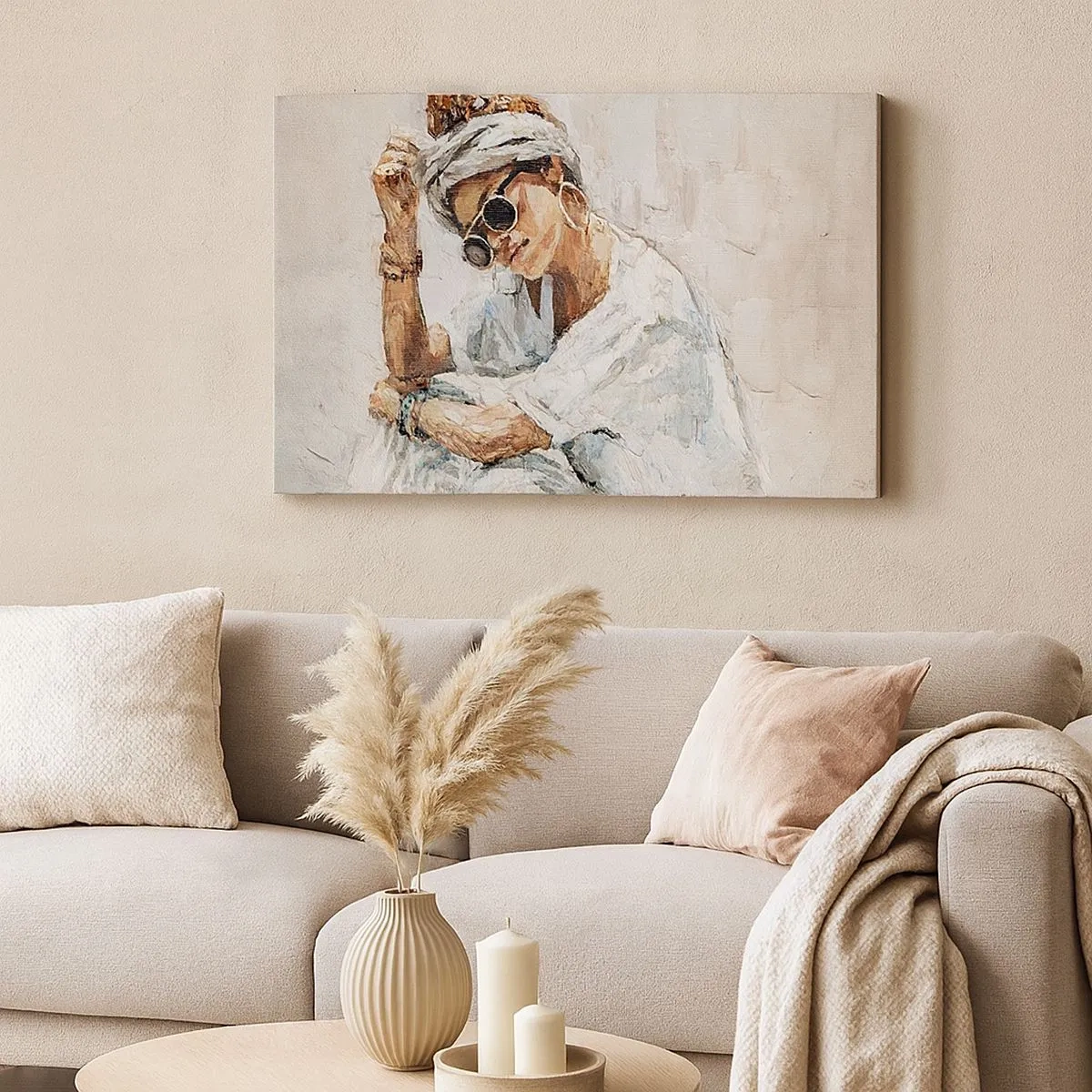 Obraz na płótnie - Portret kobiety w okularach przeciwsłonecznych na tle jasnej ściany - 70x50cm - Portret w pełnym słońcu - Nowoczesna dekoracja ścienna do salonu i sypialni ARTTOR