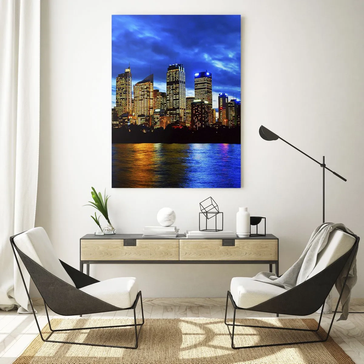 Obraz na szkle - Panorama nocnego miasta odbijająca się w wodzie - 50x70cm - Noc świateł i barw - Nowoczesna dekoracja ścienna do salonu, kuchni i sypialni ARTTOR