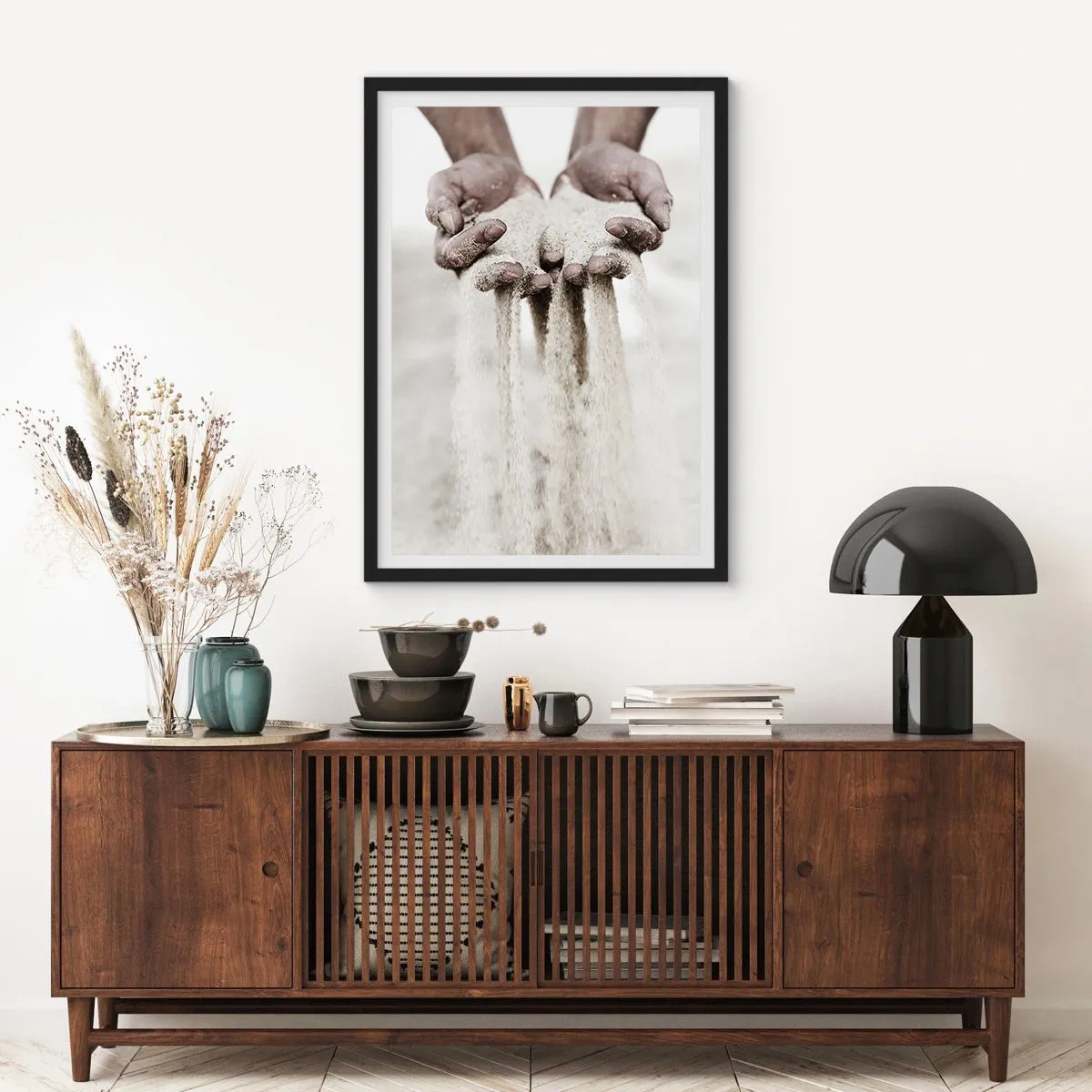 Plakat w czarnej ramie - Ręce trzymające piasek, symbolizujące ulotność i delikatność chwili - 50x70cm - Tymi rękoma… - Nowoczesna dekoracja ścienna do salonu i sypialni ARTTOR