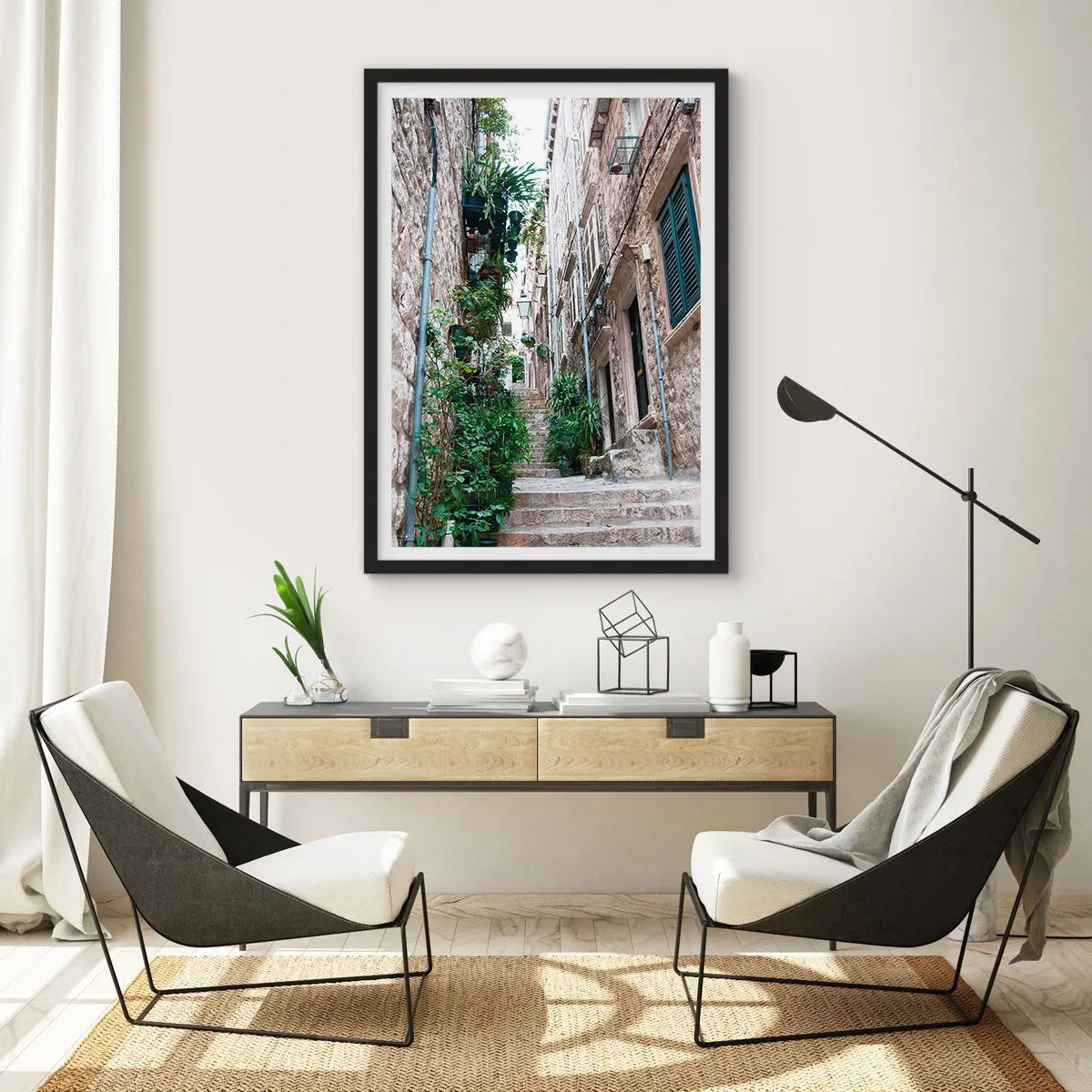 Plakat w czarnej ramie - Kamienna uliczka z bujną roślinnością i schodami - 50x70cm - Starego miasta czar - Nowoczesna dekoracja ścienna do salonu i sypialni ARTTOR