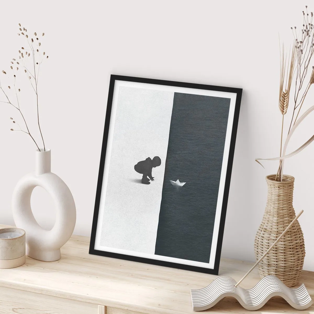 Plakat w czarnej ramie - Dziecko pochylone nad wodą z papierową łódką - 50x70cm - Wielka wyprawa - Nowoczesna dekoracja ścienna do salonu i sypialni ARTTOR