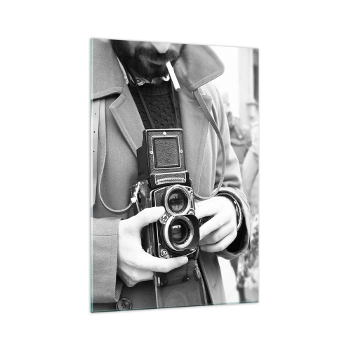 Obraz na szkle - Czarno-białe zdjęcie mężczyzny z aparatem retro - 70x100cm - W stylu retro - Nowoczesna dekoracja ścienna do salonu i sypialni ARTTOR