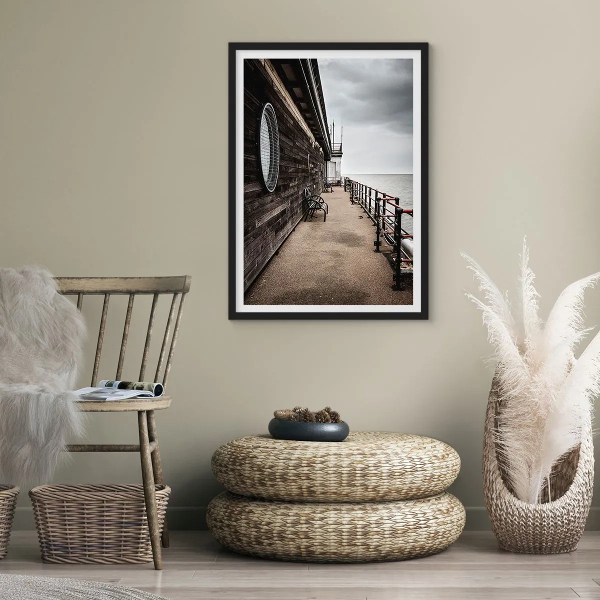 Plakat w czarnej ramie - Drewniane molo z ławkami przy spokojnym morzu - 50x70cm - Czas zatrzymany - Nowoczesna dekoracja ścienna do salonu i sypialni ARTTOR