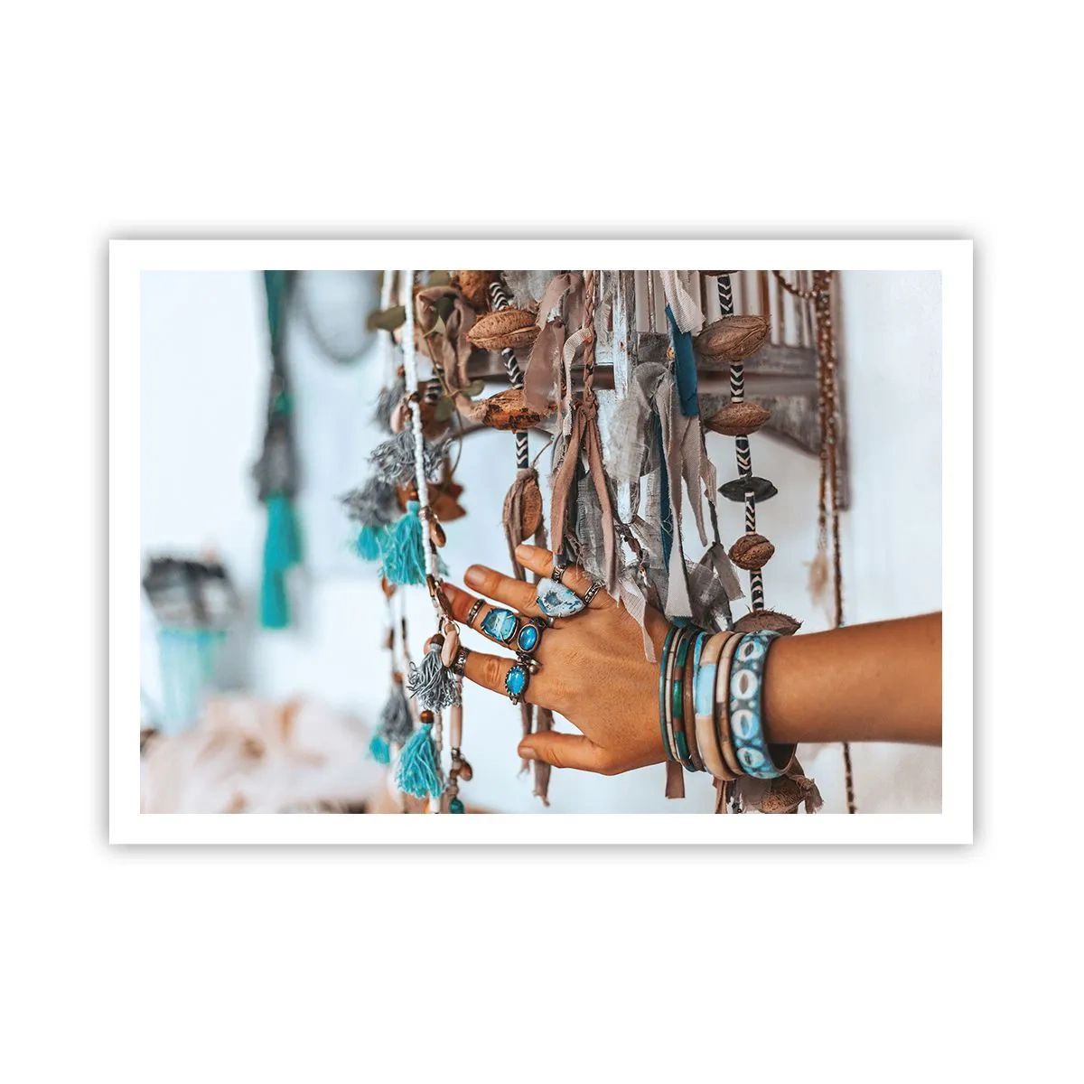 Plakat - Ręka ozdobiona biżuterią w stylu boho z dekoracjami w tle - 100x70cm - Lokalne skarby - Nowoczesna dekoracja ścienna do salonu i sypialni ARTTOR