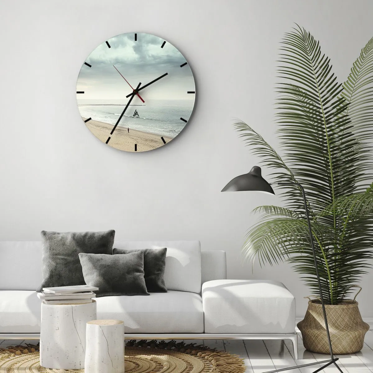 Zegar ścienny - Osamotniona postać spacerująca brzegiem morza pod pochmurnym niebem - 30x30cm - w poszukiwaniu spokoju - Nowoczesna dekoracja ścienna do salonu, kuchni i sypialni ARTTOR