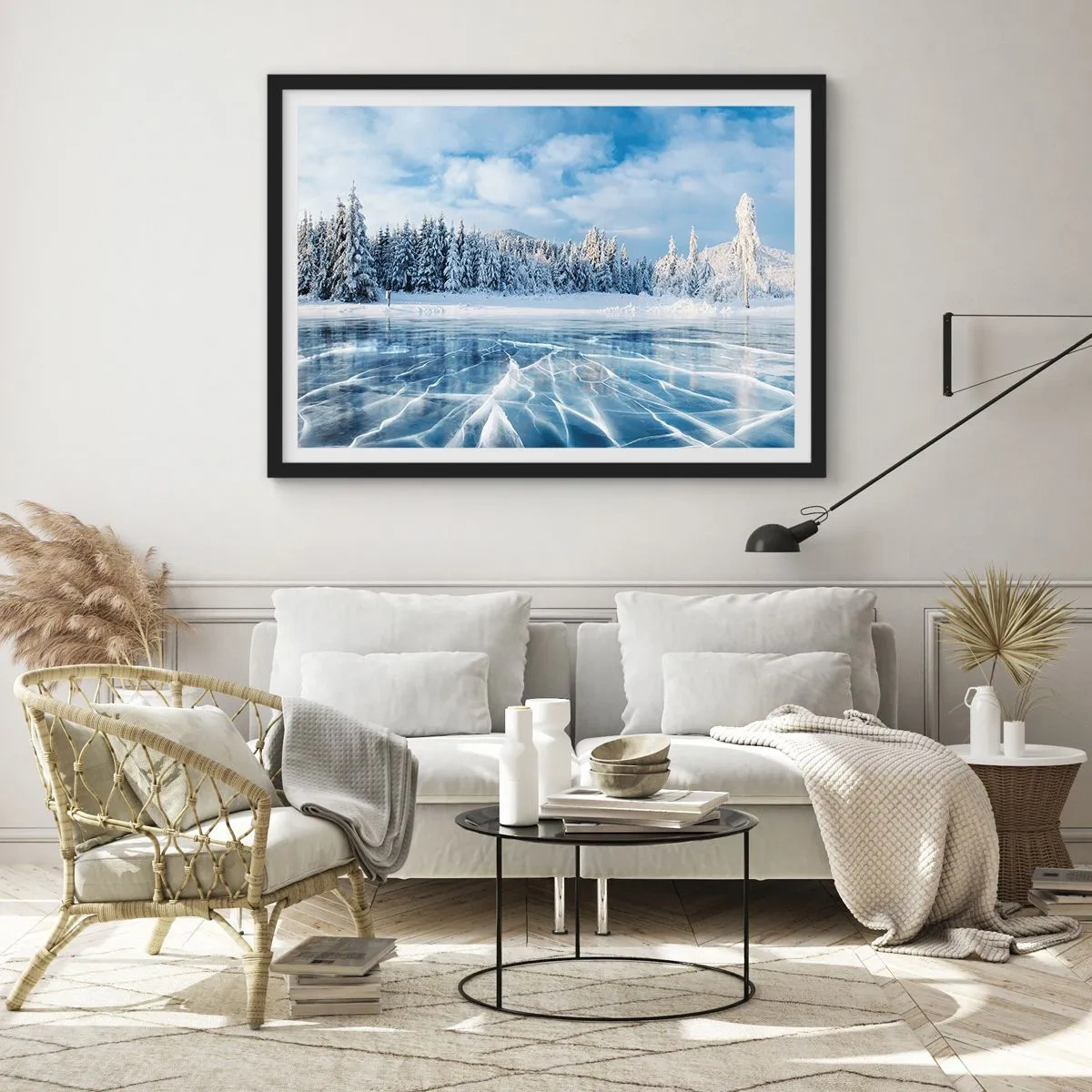Plakat w czarnej ramie - Zamarznięte jezioro otoczone zaśnieżonym lasem - 70x50cm - Olśniewający i krystaliczny widok - Nowoczesna dekoracja ścienna do salonu i sypialni ARTTOR