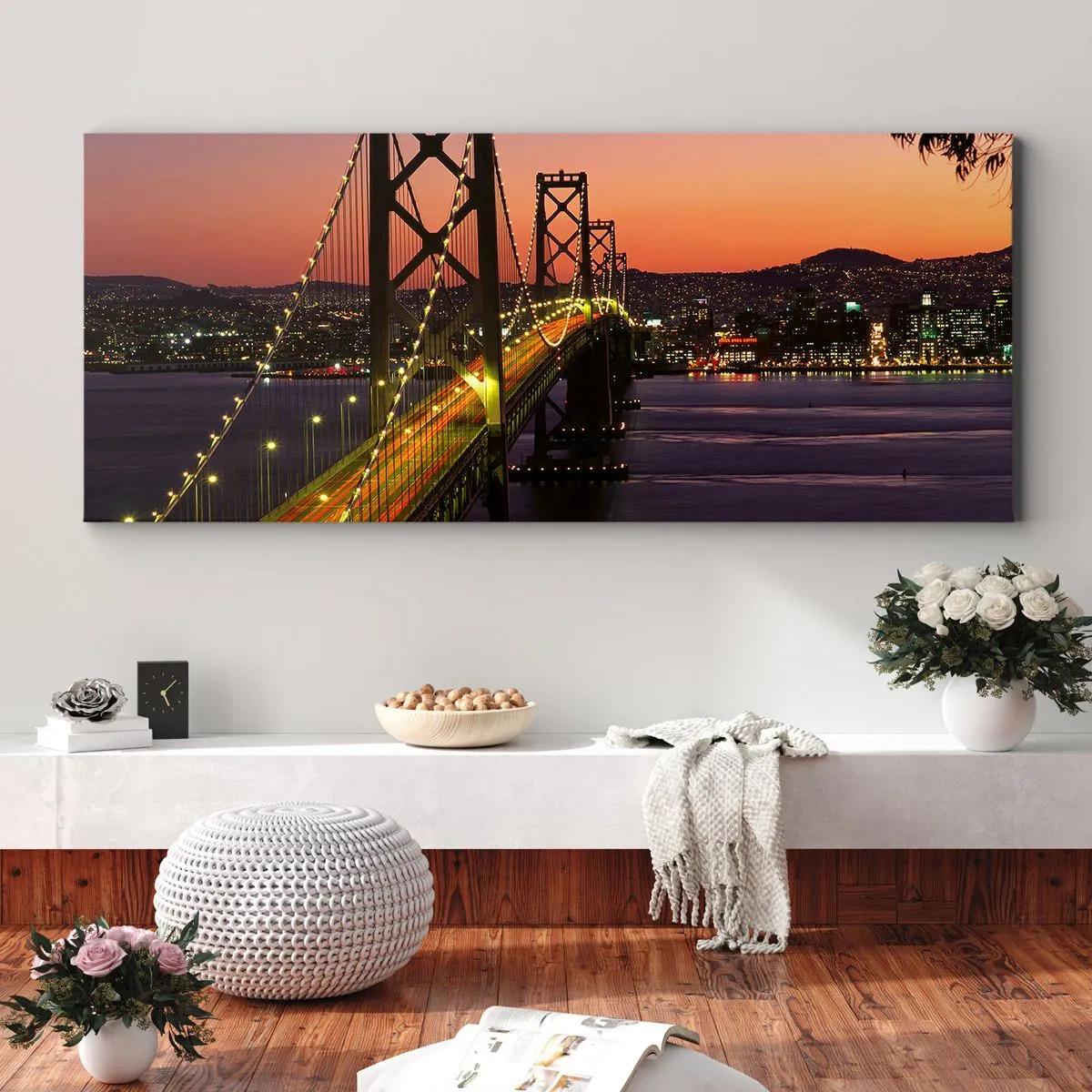 Obraz na płótnie - Most podświetlony nocą nad wodą z panoramą miasta - 140x50cm - Wieczór we fiolecie - Nowoczesna dekoracja ścienna do salonu i sypialni ARTTOR