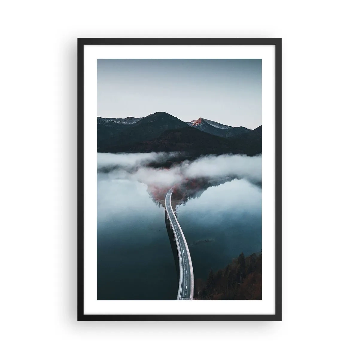 Plakat w czarnej ramie - Most nad spokojnym jeziorem, odbijającym góry w tle - 50x70cm - Nad wodą gładką jak lustro - Nowoczesna dekoracja ścienna do salonu i sypialni ARTTOR