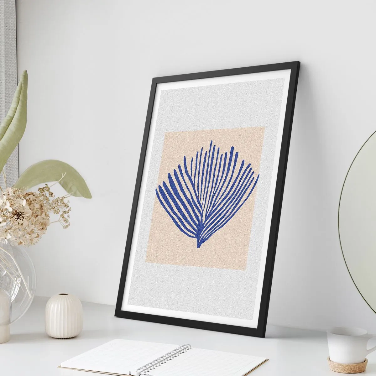 Plakat w czarnej ramie - Stylizowana grafika wachlarzowej rośliny morskiej - 50x70cm - Niebieski wachlarz - Nowoczesna dekoracja ścienna do salonu i sypialni ARTTOR