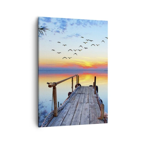 Obraz na płótnie - Drewniany pomost na jeziorze o zachodzie słońca z lecącymi ptakami - 50x70cm - Pora wracać… - Nowoczesna dekoracja ścienna do salonu, kuchni i sypialni ARTTOR