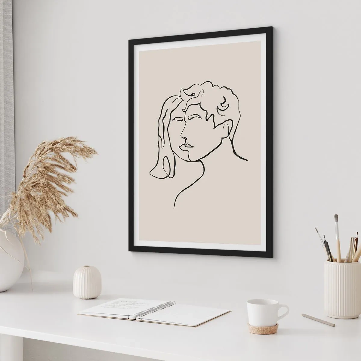 Plakat w czarnej ramie - Minimalistyczny szkic twarzy pary na beżowym tle - 50x70cm - I stała się jedność - Nowoczesna dekoracja ścienna do salonu i sypialni ARTTOR