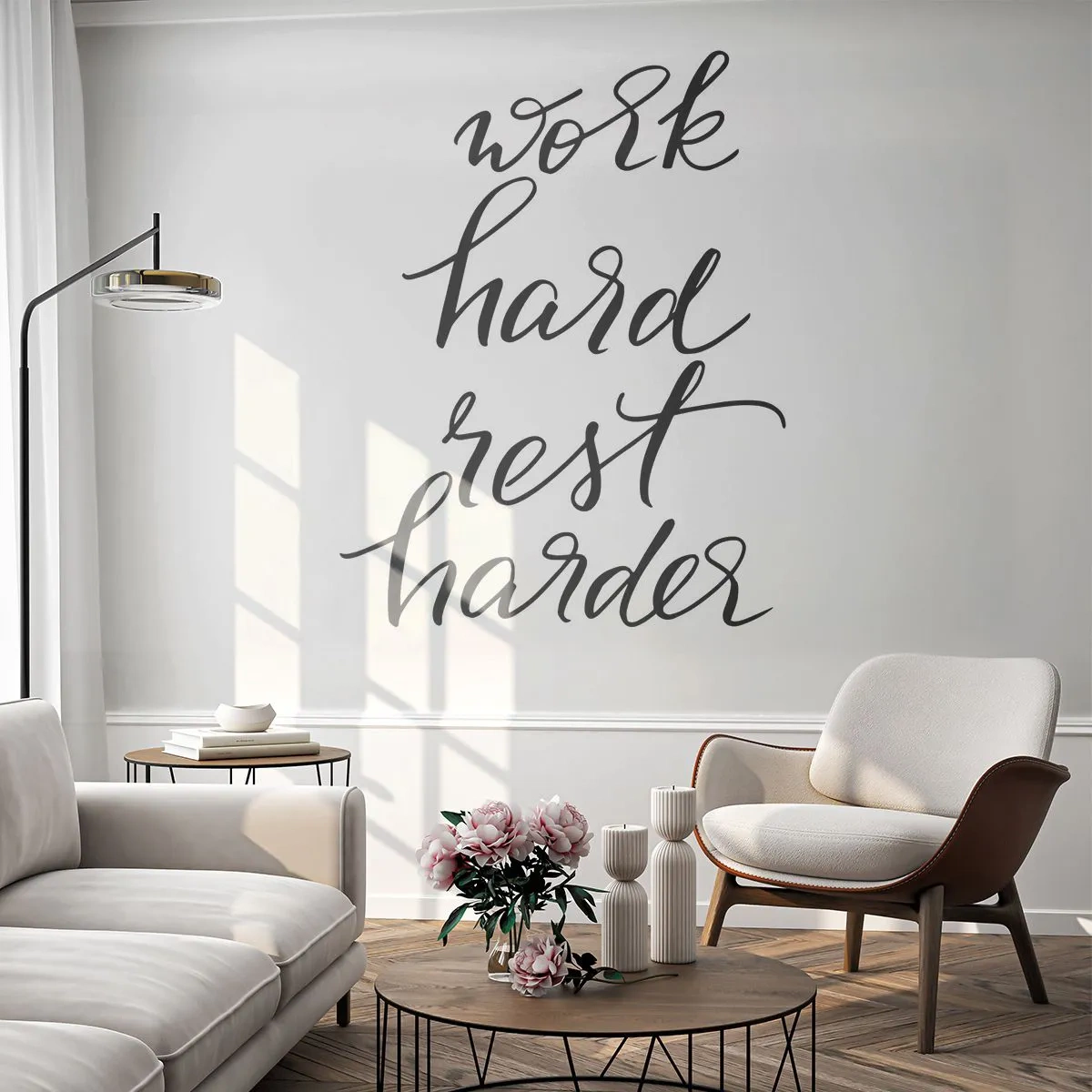 Fototapeta Premium Sand - Cytat 'Work Hard Rest Harder' w eleganckiej kaligrafii - 100x70cm - Życiowa równowaga - Nowoczesna dekoracja ścienna do salonu, kuchni i sypialni ARTTOR