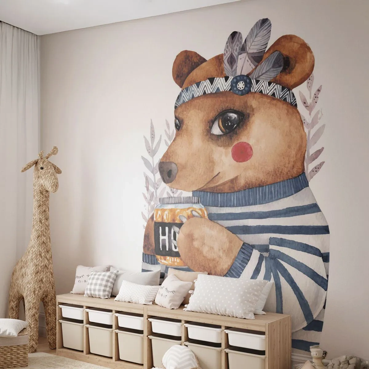 Fototapeta Premium Sand - Uroczy miś w marynarskiej bluzie trzymający słoik miodu - 100x70cm - Słodka Misia - Nowoczesna dekoracja ścienna do salonu, kuchni i sypialni ARTTOR