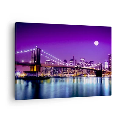 Obraz na płótnie - Światła wielkiego miasta we fiolecie - Brooklyn Bridge nocą z podświetlonym miastem i pełnią księżyca - 70x50cm