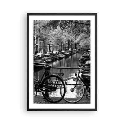 Plakat w czarnej ramie - Bardzo holenderski widok - Czarno-biały widok kanału z rowerami w Amsterdamie - 50x70cm