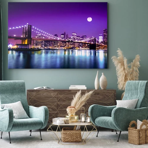 Obraz na płótnie - Światła wielkiego miasta we fiolecie - Brooklyn Bridge nocą z podświetlonym miastem i pełnią księżyca - 70x50cm