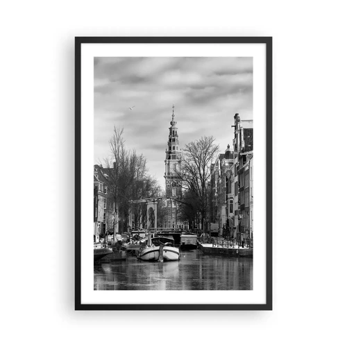 Plakat w czarnej ramie - Amsterdamskie klimaty - Czarno-biały widok na kanał z zabytkową wieżą w tle - 50x70cm