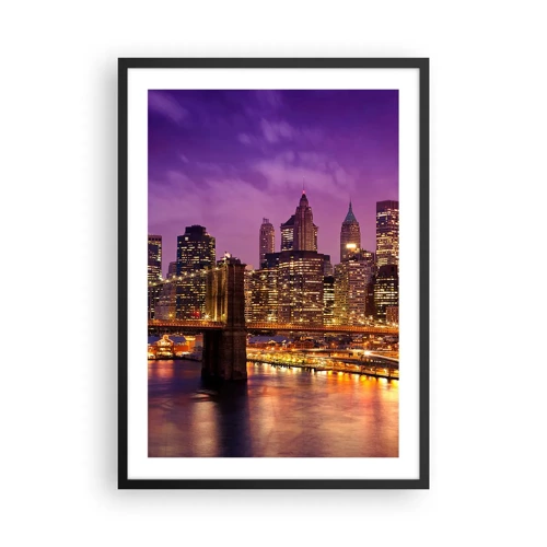 Plakat w czarnej ramie - Fioletowo-złoty Manhathann - Nocny widok na Brooklyn Bridge i Manhattan w świetle miasta - 50x70cm