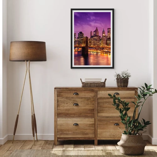 Plakat w czarnej ramie - Fioletowo-złoty Manhathann - Nocny widok na Brooklyn Bridge i Manhattan w świetle miasta - 50x70cm