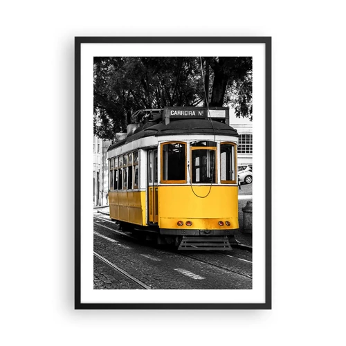 Plakat w czarnej ramie - I fado w tle - Żółty tramwaj na czarno-białym tle miejskiej scenerii - 50x70cm