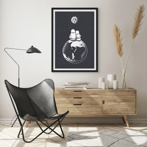 Plakat w czarnej ramie - Kosmiczne love story - Astronauci siedzący na Ziemi i patrzący na Księżyc - 50x70cm