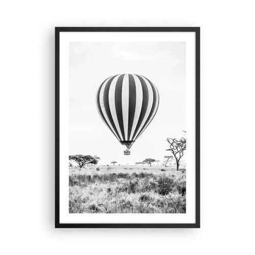 Plakat w czarnej ramie - Nad sawanną - Balon na gorące powietrze unoszący się nad sawanną w czarno-białym ujęciu - 50x70cm