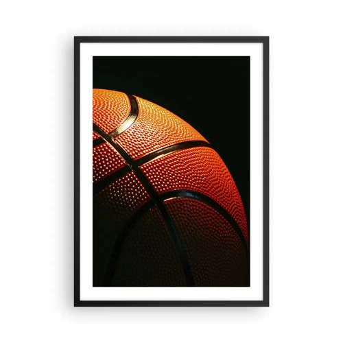 Plakat w czarnej ramie - Piękna jak planeta - Zbliżenie na piłkę do koszykówki w świetle reflektorów - 50x70cm