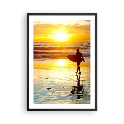 Plakat w czarnej ramie - Powrót wojownika - Surfer spacerujący po plaży o zachodzie słońca - 50x70cm