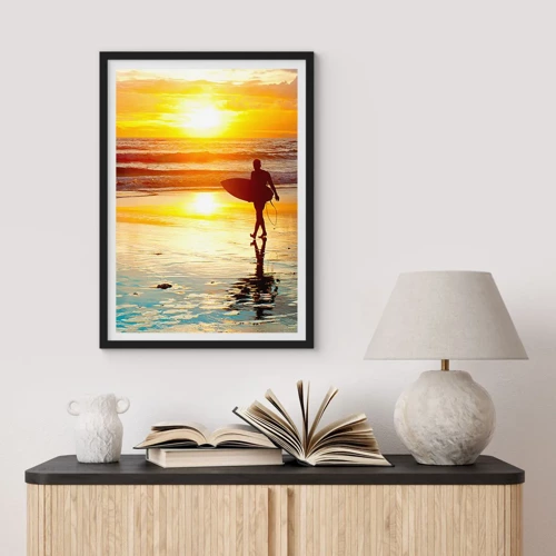 Plakat w czarnej ramie - Powrót wojownika - Surfer spacerujący po plaży o zachodzie słońca - 50x70cm