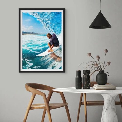 Plakat w czarnej ramie - Tańczący z falami - Surfer w tubie wodnej na tle błękitnego oceanu - 50x70cm