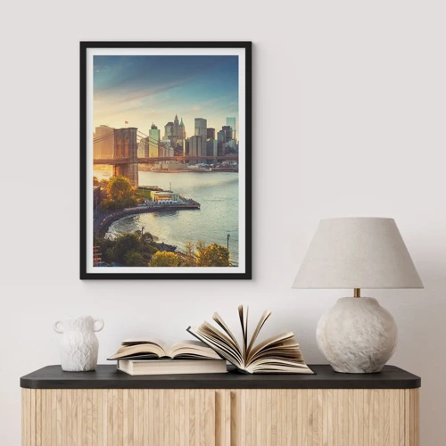 Plakat w czarnej ramie - Wielkomiejski świt - Most Brookliński i panorama Manhattanu o zmierzchu - 50x70cm