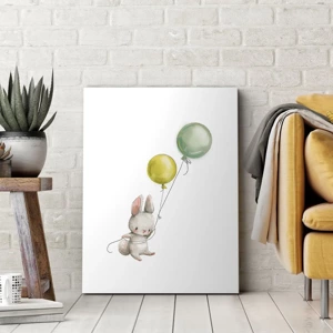 Obraz na płótnie - Też polecę! - Uroczy królik trzymający dwa balony, zielony i żółty, na białym tle - 50x70cm