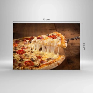 Obraz na szkle - Arcydzieło sztuki włoskiej - Pizza z ciągnącym się serem, pomidorami i szynką na drewnianym tle - 70x50cm