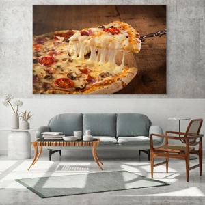 Obraz na szkle - Arcydzieło sztuki włoskiej - Pizza z ciągnącym się serem, pomidorami i szynką na drewnianym tle - 70x50cm